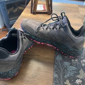 New Balance - Fresh Foam - Women 8 - CragTR Gray/Pink